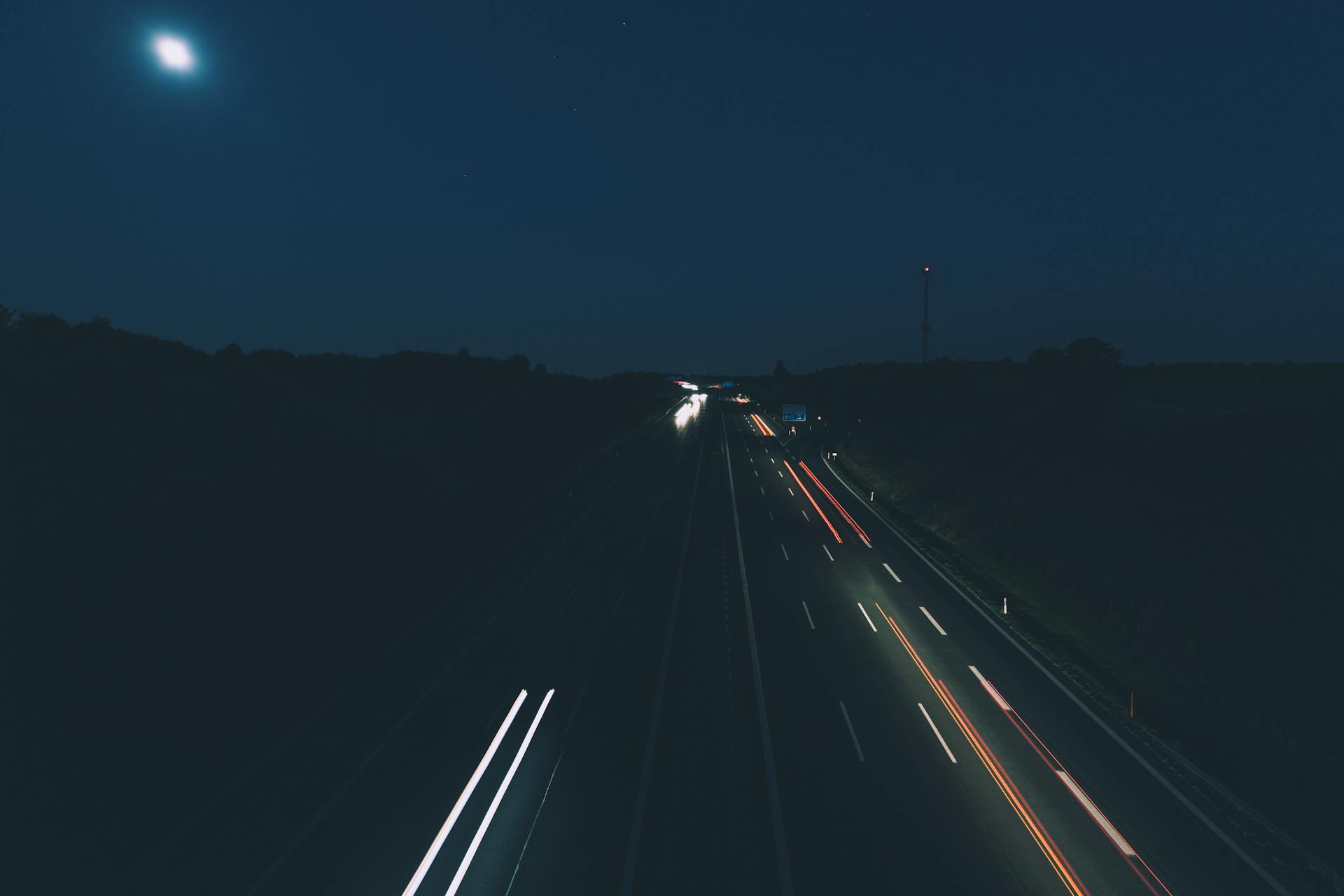 Autoroute de nuit, transport longue distance de vehicules